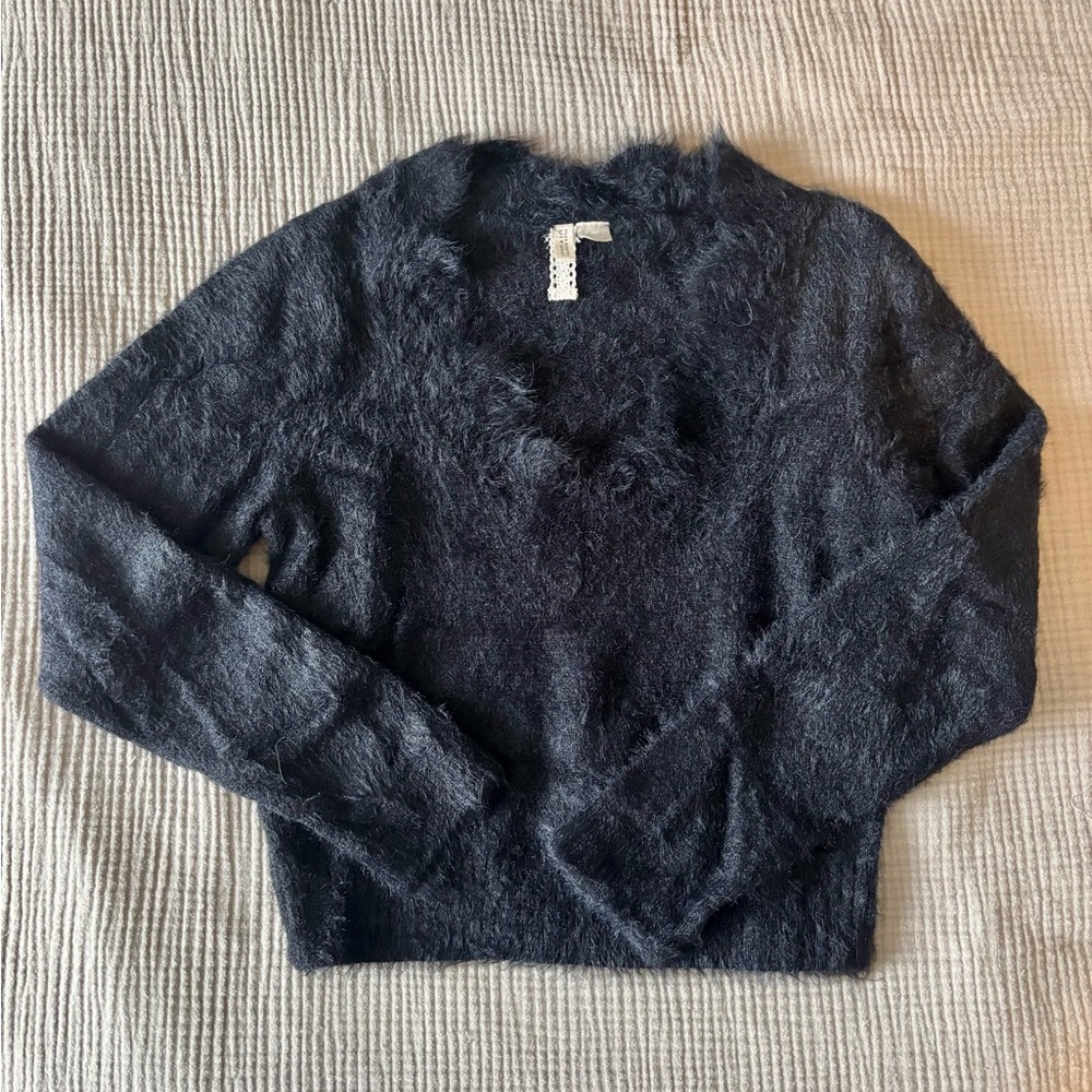 H&M scallop v neck fuzzy sweater - black - S
